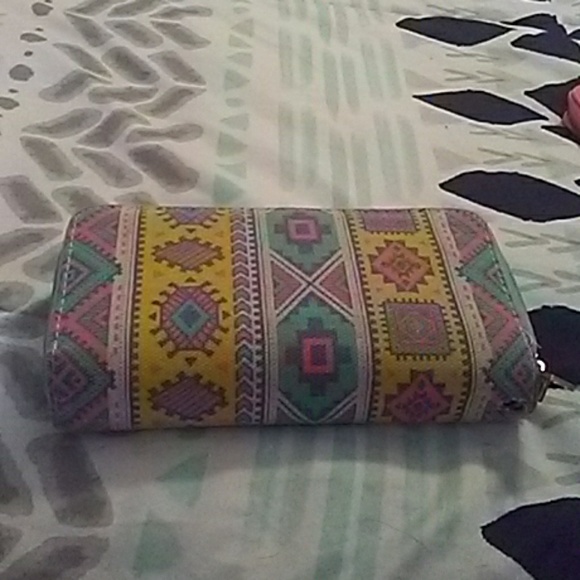 2 wallets one floral one tribal print some flaws s - Picture 6 of 7